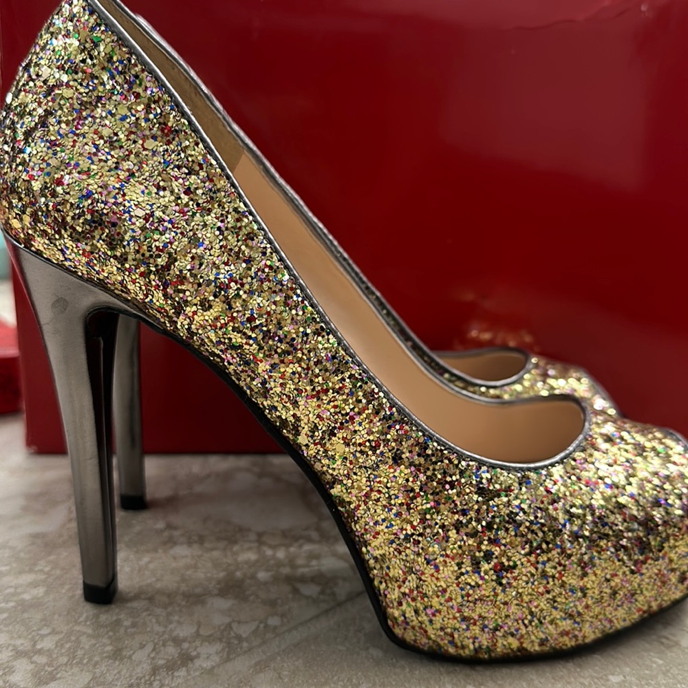 Guess multi-colored heels 🤍